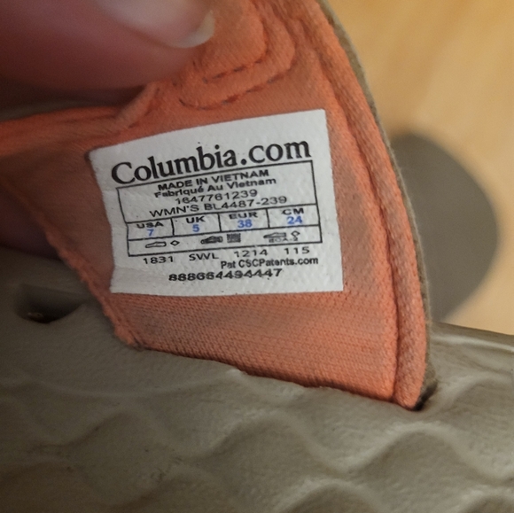 Columbia Omni Grip Tan Sandals with salmon flower details - Picture 4 of 9